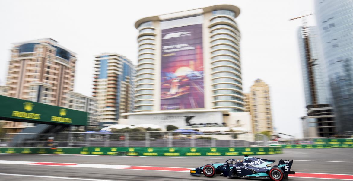 Alex Albon auf Pole in Baku