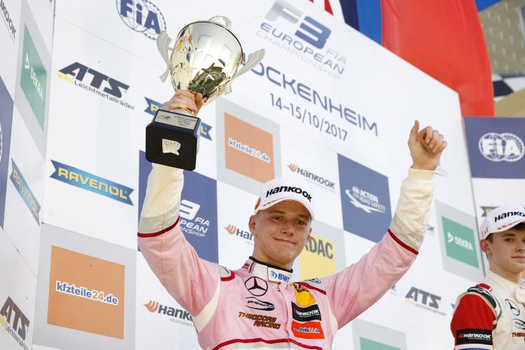 Maxi Günther auf dem Podium der Formel 3