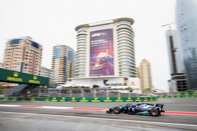 Alex Albon auf Pole in Baku