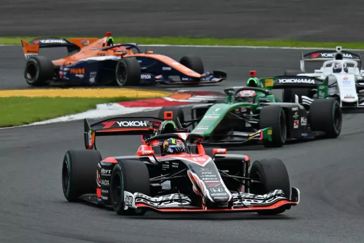 Super Formula Fuji 2025: Iwasa vor Tsuboi